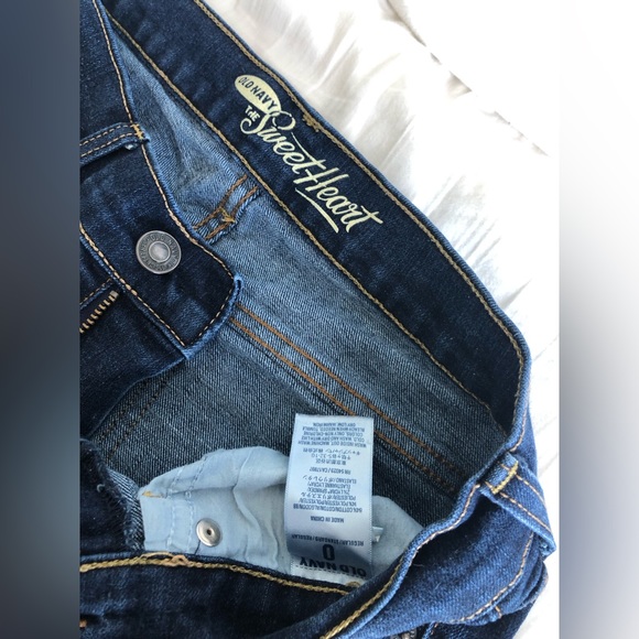 4/$30 Old Navy Mid Rise Sweetheart Jeans - Picture 2 of 2